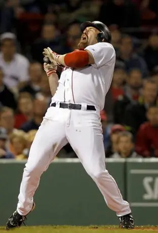 Valentine cuestiona rendimiento de Youkilis y luego se disculpa