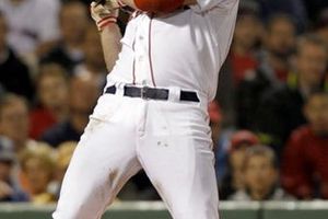 Valentine cuestiona rendimiento de Youkilis y luego se disculpa