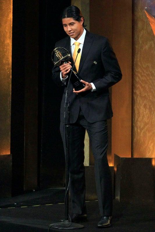 Hugo Ayala (Tigres) recibe el Balón de Oro al Mejor Central. FOTO: MIGUEL PONTÓN