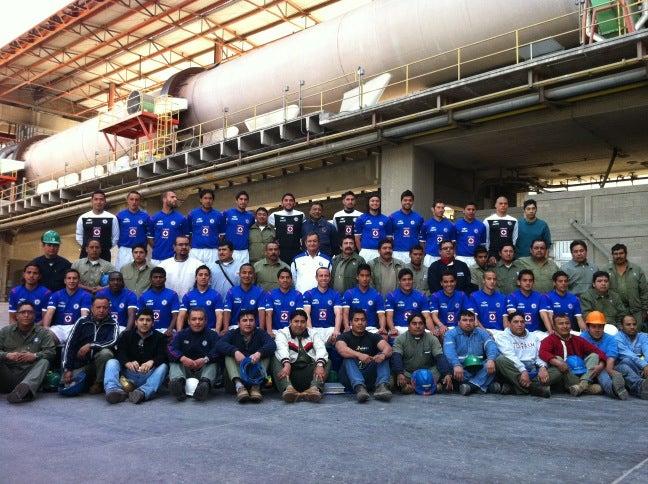 El equipo celeste visitó la fábrica en la Ciudad Cooperativa. FOTO: CRUZ AZUL