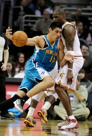 Ayón rompe récord de rebotes de Nájera en triunfo de Hornets sobre Cleveland
