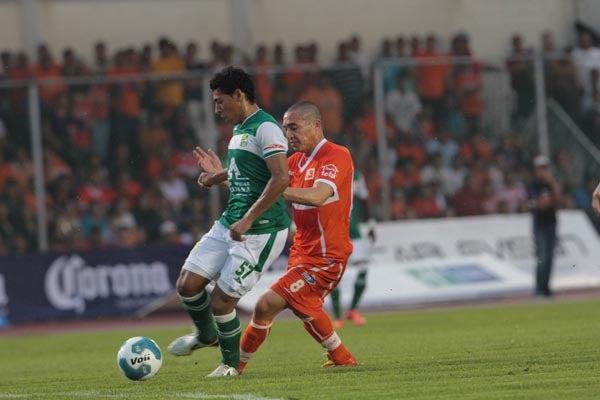 Pese a sus intentos León no lograba llegar a la portería | MEXSPORT