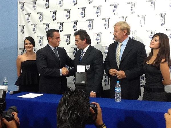 Carlos de los Cobos es presentado como nuevo técnico del Querétaro | Cortesía Gallos Blancos