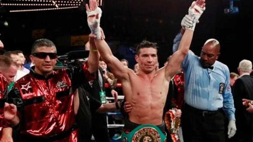 'Maravilla' Martínez derrota en once episodios a Matthew Macklin