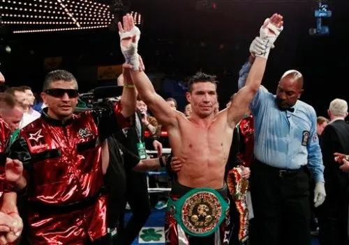 'Maravilla' Martínez derrota en once episodios a Matthew Macklin