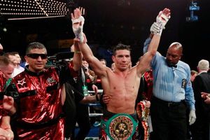 'Maravilla' Martínez derrota en once episodios a Matthew Macklin