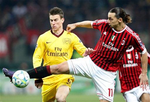 Zlatan Ibrahimovic pelea el esférico.FOTO: AP