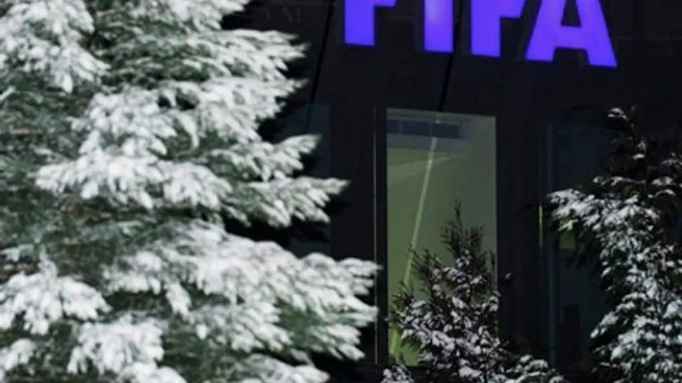 FIFA levanta amenaza de castigo al futbol suizo