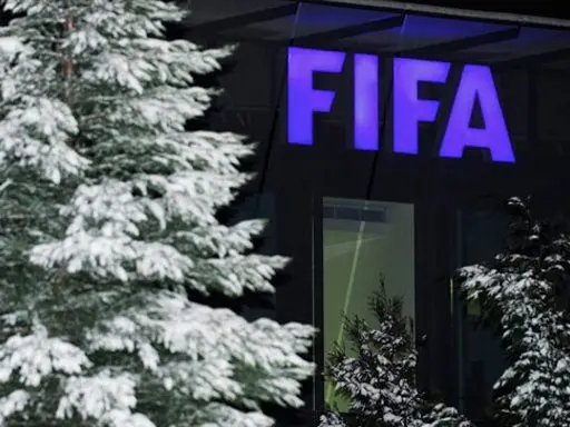 FIFA levanta amenaza de castigo al futbol suizo