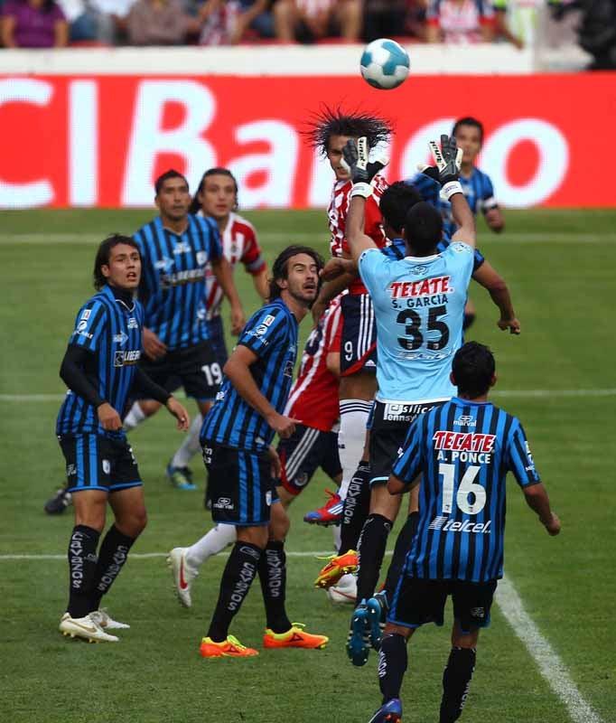 Chivas y Querétaro se conformaron con el empate a ceros. FOTO: RÉCORD