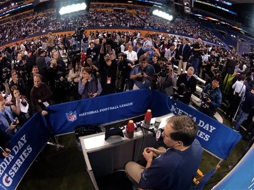 Belichick rechazó usar sombrero de Patriota en el Día de Medios