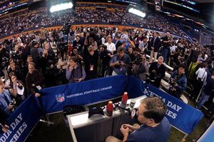 Belichick rechazó usar sombrero de Patriota en el Día de Medios