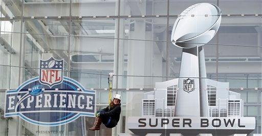 Una aficionada disfruta de la NFL Experience en Indianápolis. FOTO: AP