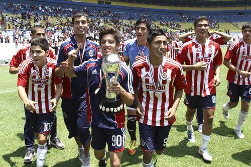 Chivas se corona bicampeón Sub-17 tras golear al Atlas, por marcador global 9-5 | MEXSPORT