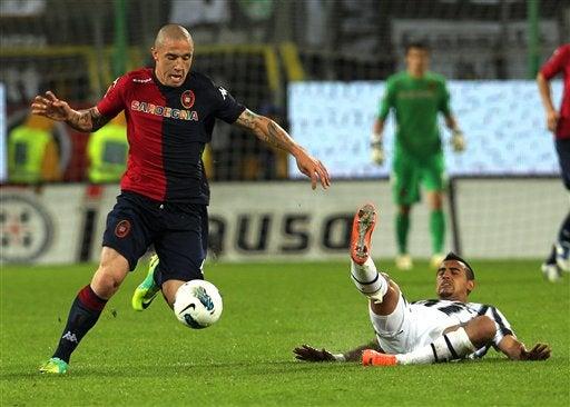 El conjunto de Turín se benefició con la derrota del Milan | AP