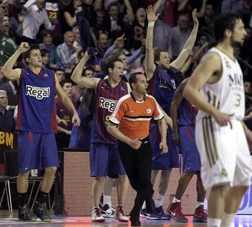Barça asegura la primera plaza tras imponerse al Real Madrid