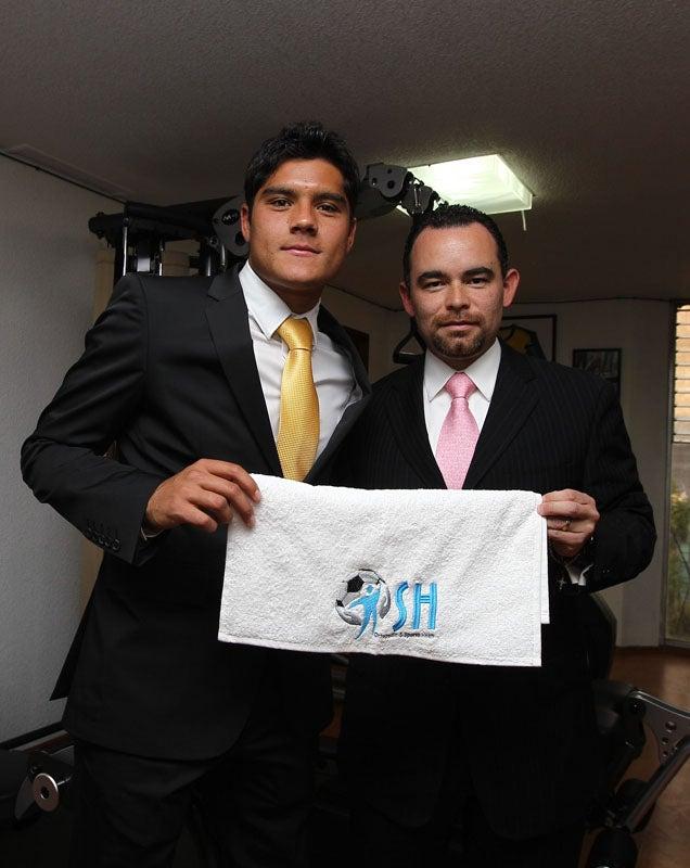 El delantero abrió el negocio con los fisioterapeutas Daniel Saucillo y Omar Herna?ndez. FOTO: MIGUEL PONTÓN