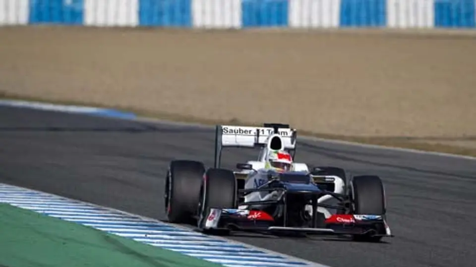 Checo Pérez mejora su tiempo de vuelta y sube de posición