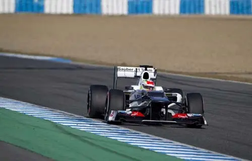 Checo Pérez mejora su tiempo de vuelta y sube de posición