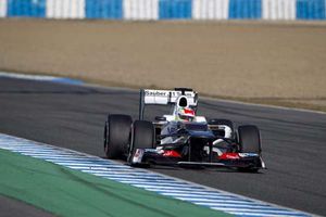 Checo Pérez mejora su tiempo de vuelta y sube de posición