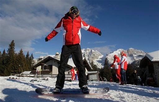 El motociclista de Ducati, Valentino Rossi probó el snowboard. AP