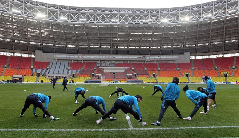 Los jugadores realizan un calentamiento previo. FOTO: EFE