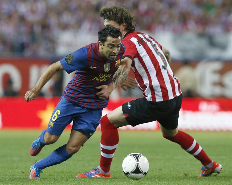 Xavi ganandole el esférico a Amorebieta I EFE
