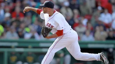Alfredo Aceves extiende su contrato con Boston