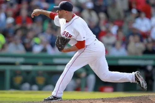 Alfredo Aceves extiende su contrato con Boston