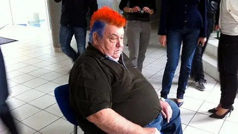 Presidente del Montpellier cumple promesa y se hace 'punk'