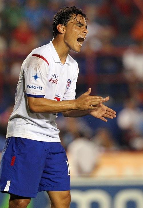 Bravo se lamenta. (FOTO: MIGUEL PONTÓN)