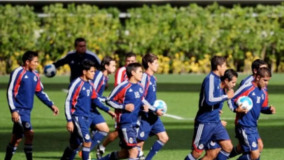 Chivas trabaja en la definición de cara al inicio del torneo
