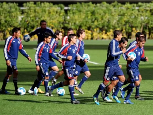 Chivas trabaja en la definición de cara al inicio del torneo