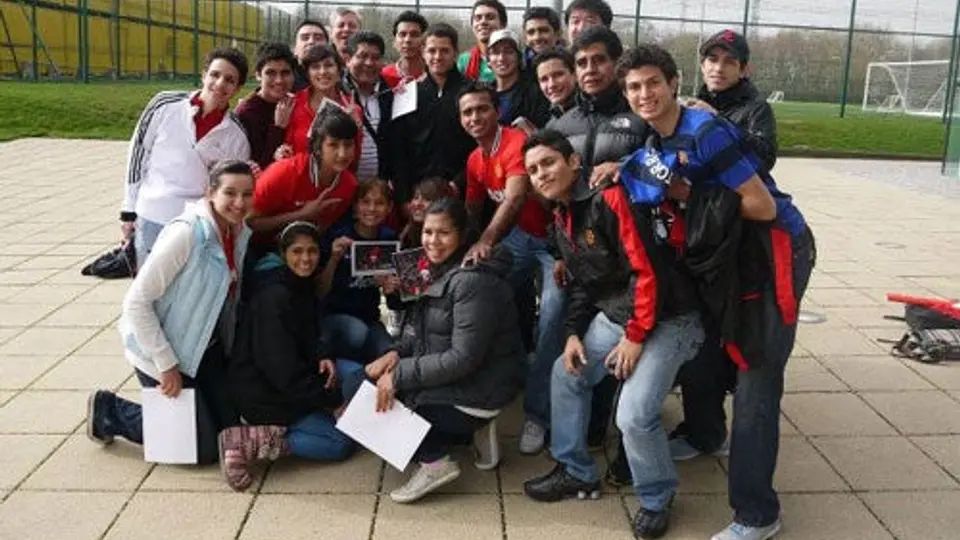 Taekwondoínes visitan al Chicharito