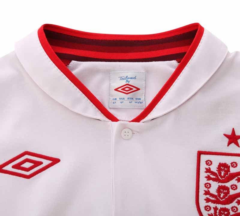 El nuevo uniforme está inspirado en la chaqueta Umbro utilizada por Sir Alf Ramsey en la campaña de 1966. FOTO: INTERNET