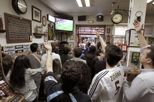 Aficionados atentos a la transmisión del partido. (FOTO: EFE)