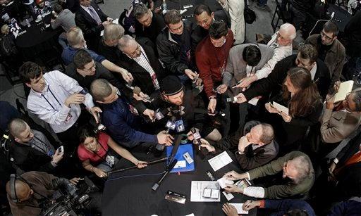 Los medios hicieron toda clase de preguntas. FOTO: AP