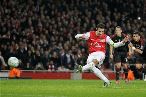 Robin Van Persie marca en el cobro de penal. FOTO: AP
