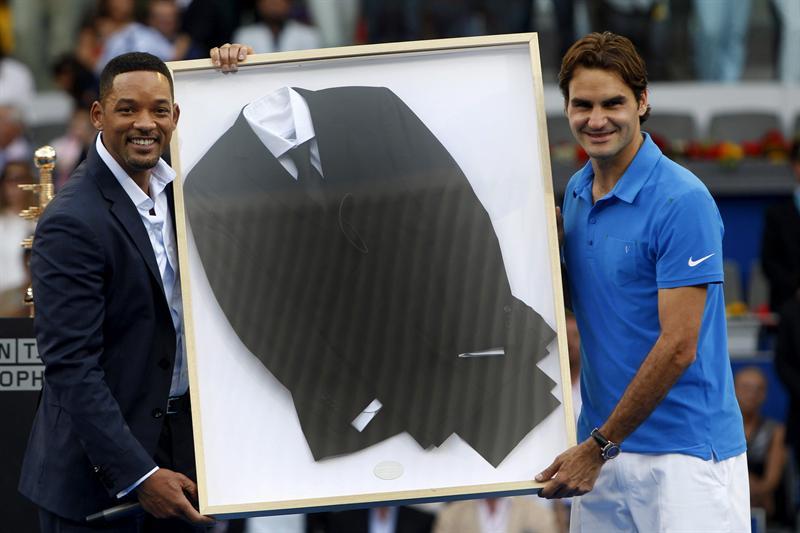 Will Smith entrega a Federer con un traje de hombres de negro | EFE