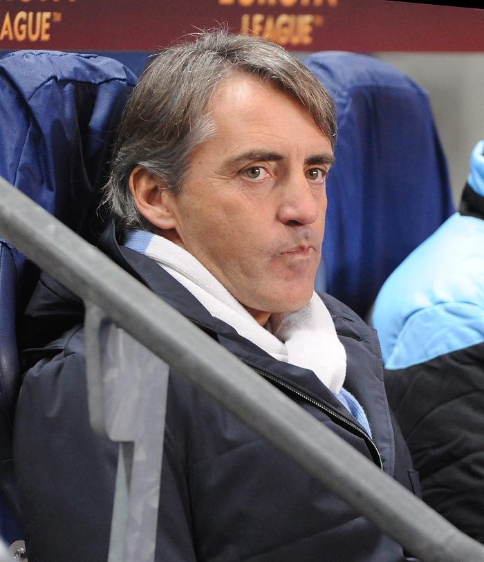 El entrenador del Manchester City, Roberto Mancini, se observa decepcionado. FOTO: EFE
