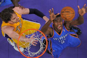 Lakers remonta y vence a Thunder