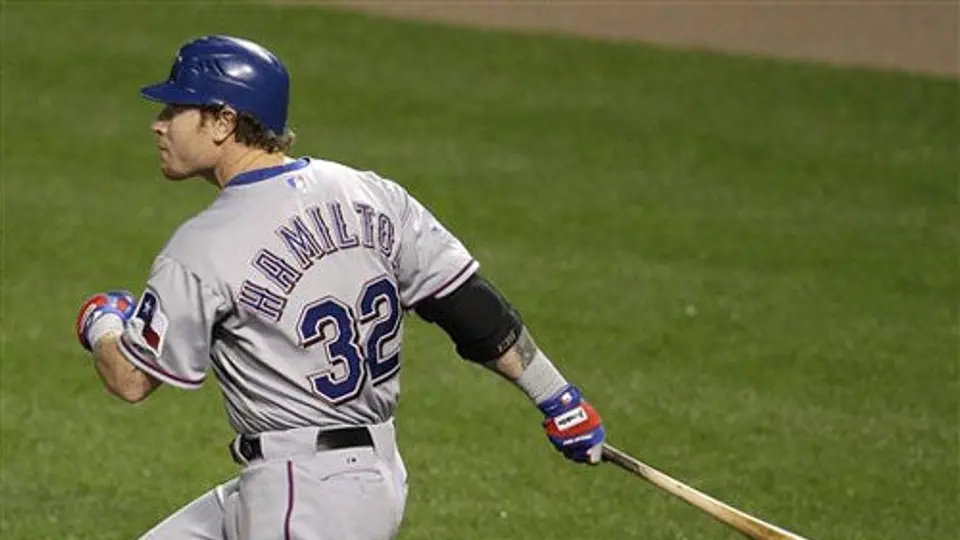 Hamilton se vuela la cerca 4 veces en triunfo de Rangers
