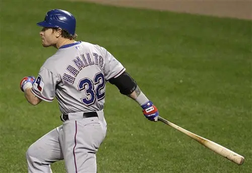 Hamilton se vuela la cerca 4 veces en triunfo de Rangers