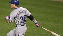 Hamilton se vuela la cerca 4 veces en triunfo de Rangers