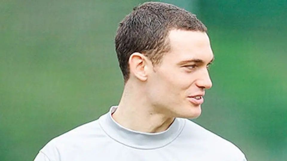 Arsenal buscará refuezo en mercado de invierno tras la baja de Vermaelen
