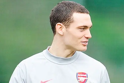Arsenal buscará refuezo en mercado de invierno tras la baja de Vermaelen