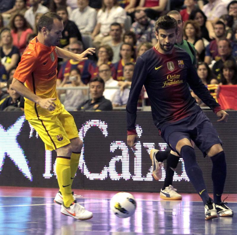 Gerard Piqué y Andrés Iniesta durante el juego de beneficiencia l EFE
