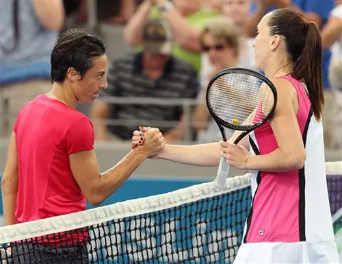 Schiavone se impone a Stosur en Sidney