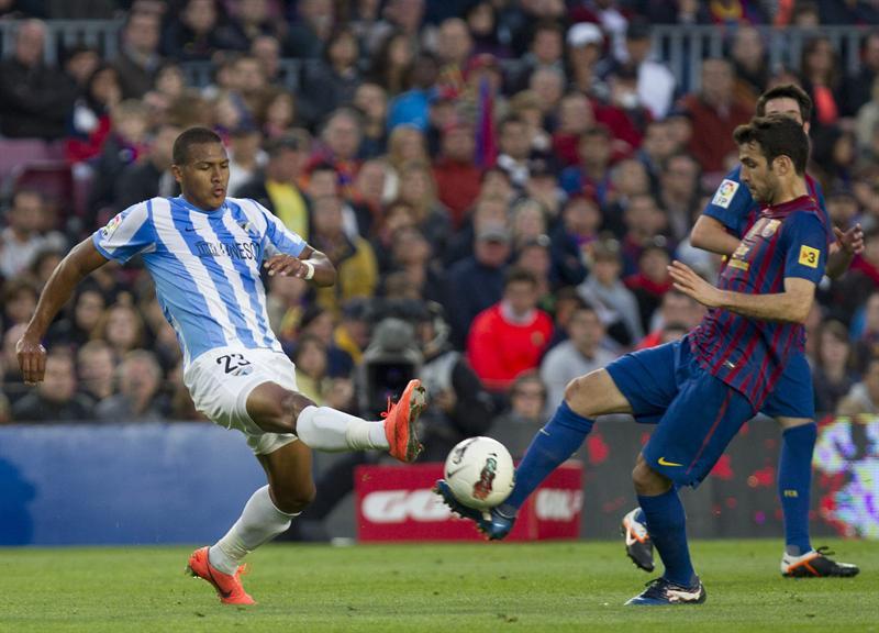 Salomón Rondónpelea un balón con Cesc Fabregas | EFE