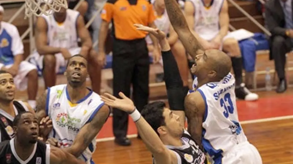 Fuerza Regia cae ante Toros, van abajo en la serie